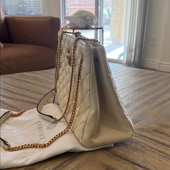 Versace Quilted Cream Shoulder Bag with Gold Chain Medusa Shoulder Bag - Picture 4 of 10